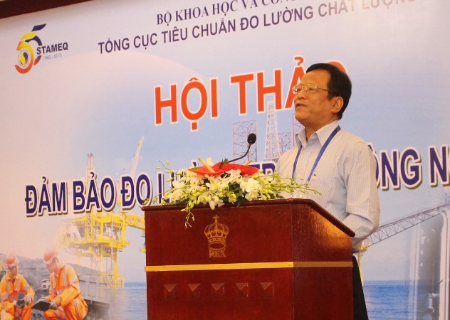 Ông Nguyễn Tấn Lộc, Phó tổng giám đốc Tập đoàn Điện lực Việt Nam tham luận tại hội thảo